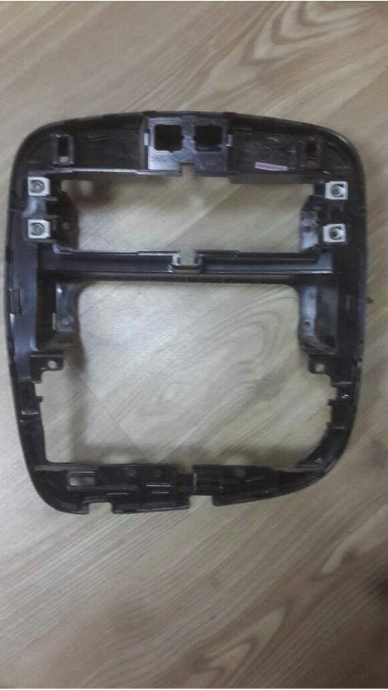 CLİO IV CAPTUR RADYO ARKA ÇERÇEVESİ  681040274R  681044296R